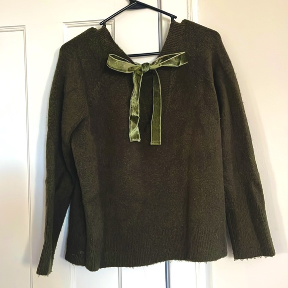 Soft like Cashmere, dark green sweater with statement bow tie in back - Picture 1 of 4